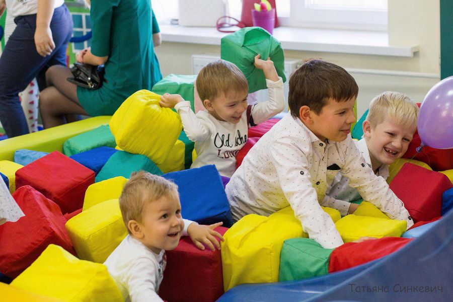 Малыши на занятии в детской игровой комнате — фото 5