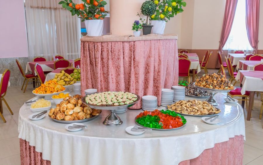 Фуршетный стол с выпечкой и закусками — фото 10