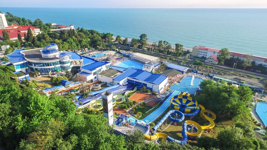 Панорама курортного комплекса «АкваЛоо» и аквапарка с высоты — фото 1
