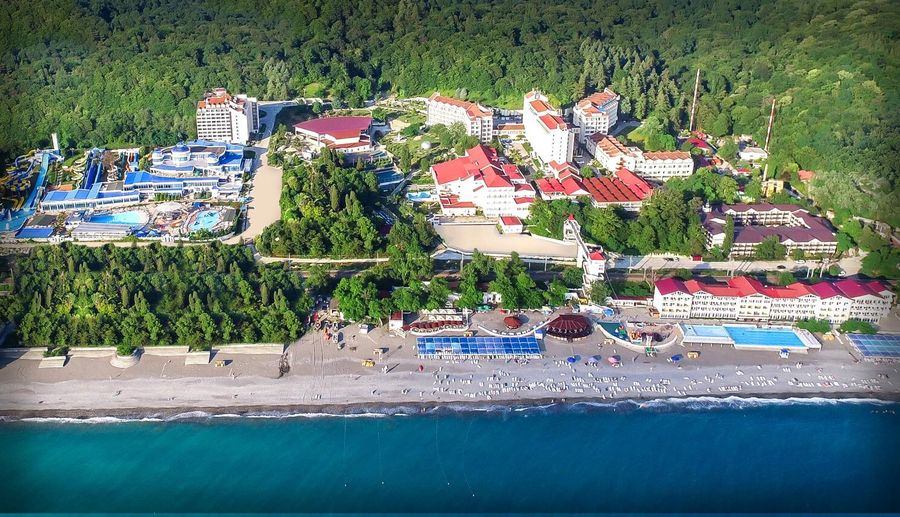 Корпуса «АкваЛоо», собственный пляж и Чёрное море с высоты