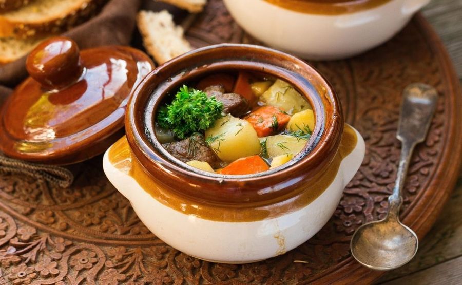 Горячее блюдо в горшочке — русская кухня — комплекс «АкваЛоо» в Лоо